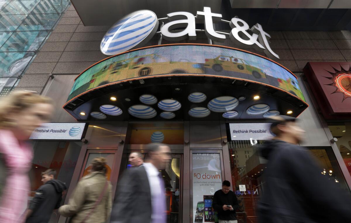 Foto tomada el 21 de octubre de 2014 de una tienda de AT&T en la ciudad de Nueva York. (Foto AP/Richard Drew)