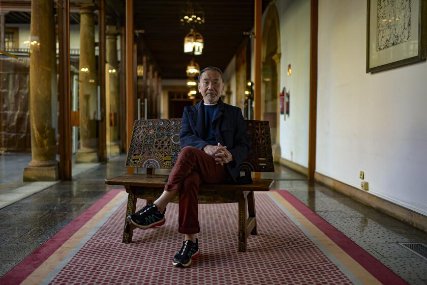 El escritor japonés Haruki Murakami posa para una fotografía en una entrevista con The Associated Press en Oviedo, en el norte de Espa?a, el 18 de octubre de 2023, antes de recibir el Premio Princesa de Asturias de las Letras. (AP Foto/?lvaro Barrientos)