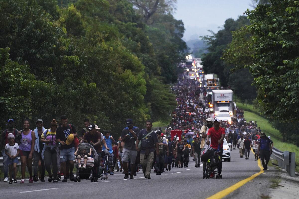 Los migrantes caminan por la carretera hacia el municipio de Escuintla, estado de Chiapas, México,