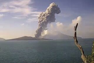 En esta imagen de un video distribuida por el Centro de Vulcanología y Mitigación de Desastres Geológicos (PVMBG), el volcán Anak Krakatau lanza material volcánico al aire el 9 de junio de 2023 en el estrecho de Sunda, Indonesia. (PVMBG via AP)