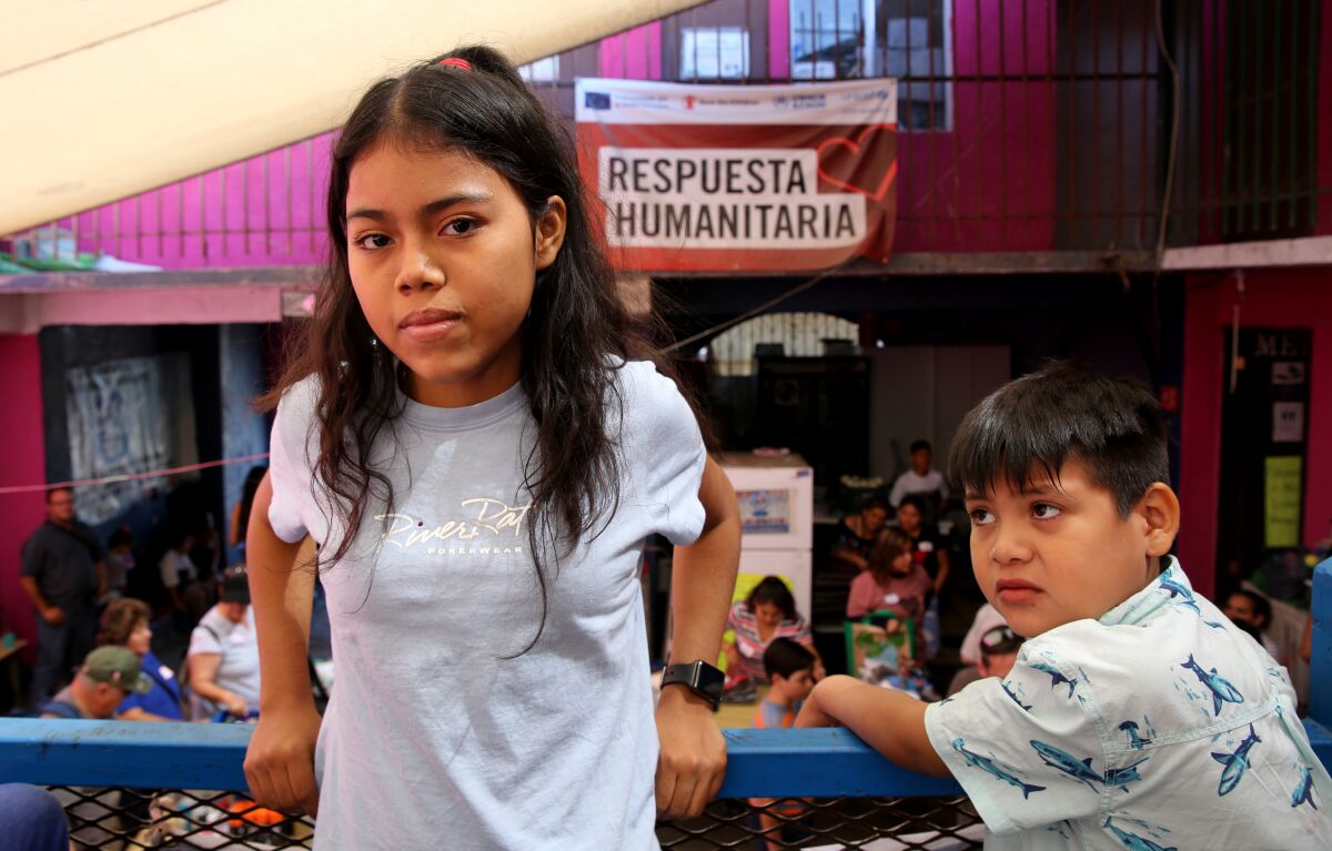 Maira Guadalupe Ángel Chica, de 13 años, de El Salvador, izquierda, y Christopher Molina Chávez