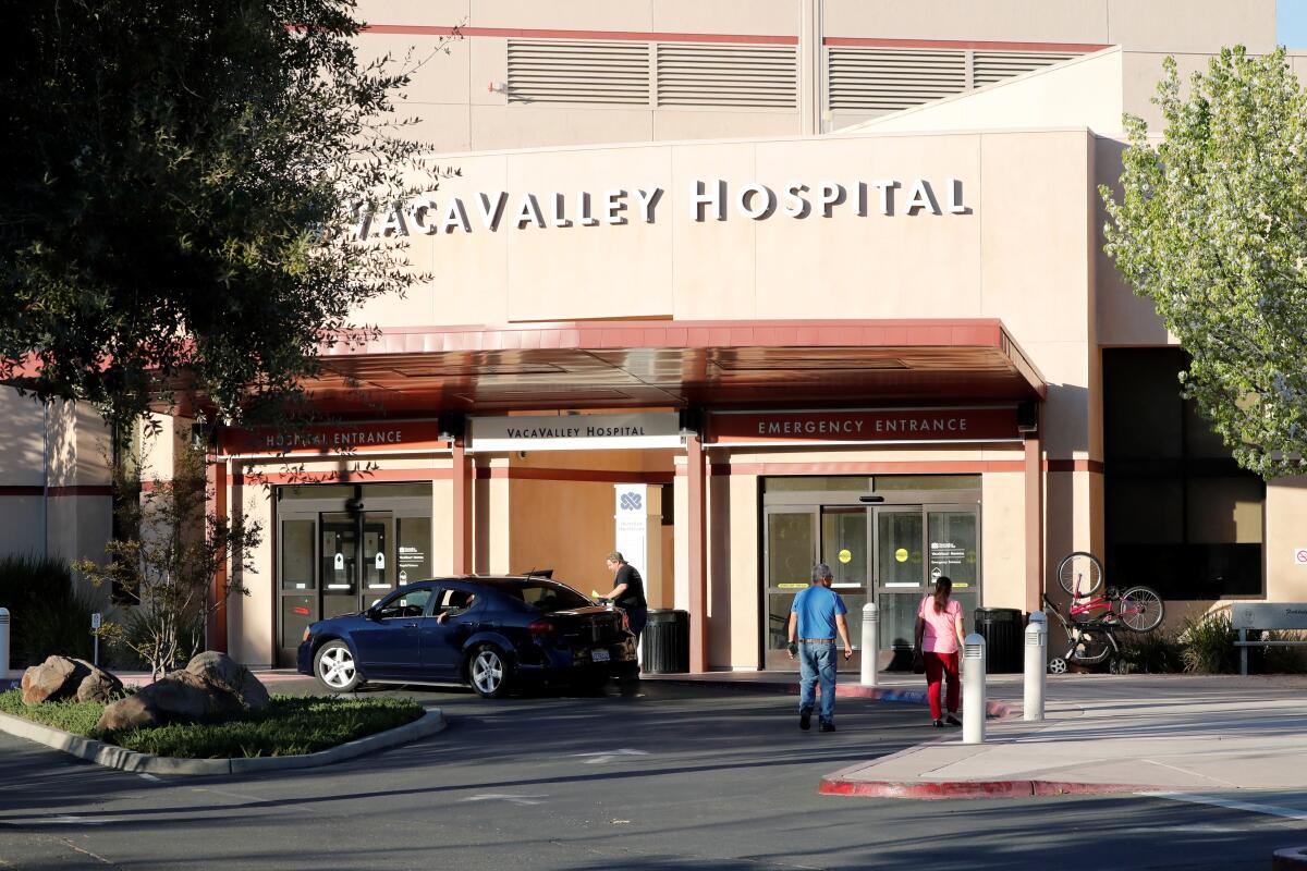 Una vista exterior del Hospital VacaValley en Vacaville, California.
