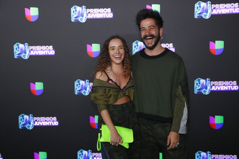 Evaluna Montaner y Camilo laugh en la alfombra roja de los Premios Juventud 2019, en Coral Gables, Florida.