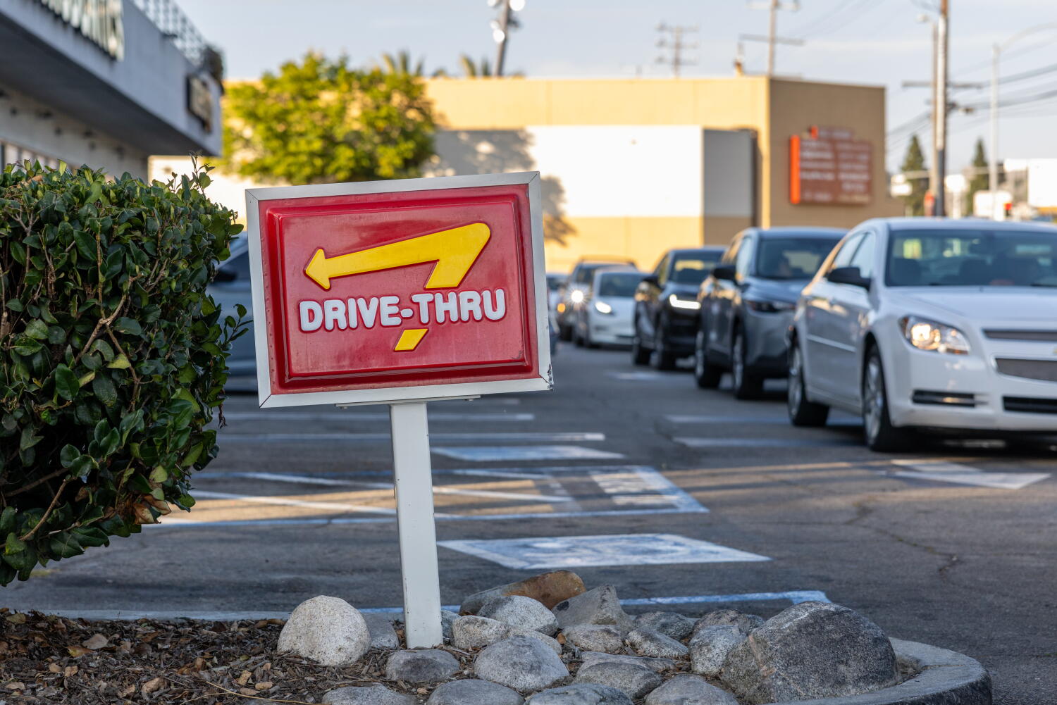 Spatula-wielding hero leaps through In-N-Out window to protect workers