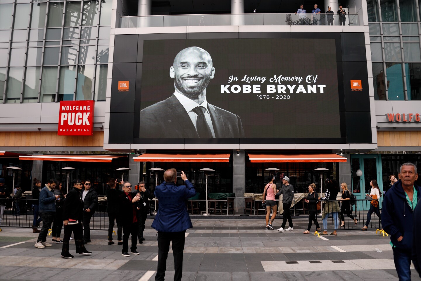 LOS ANGELES, CALIFORNIA-JANUARY 26, 2020: A screen shows a memorial for Kobe Bryant who died in a helicopter crash on January 29, 2020, at Staples Center in Los Angeles, California. (Photo By Dania Maxwell / Los Angeles Times)