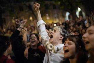 Miles de personas cantan la canción "Grândola, Vila Morena" poco después de la medianoche, el 25 de abril de 2024, en la Plaza do Carmo, en Lisboa, en el 50 aniversario de la Revolución de los Claveles. (AP Foto/Armando Franca)
