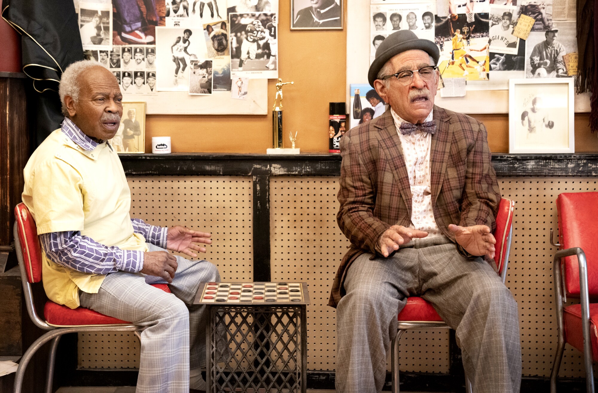 Dos hombres mayores se sientan y hablan "Próximamente 2 América."