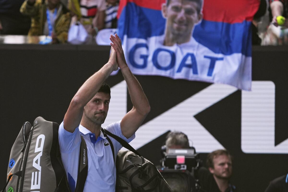 Novak Djokovic hace un gesto a la multitud después de su derrota ante Jannik Sinner en la semifinal individual masculina del Abierto de Australia.