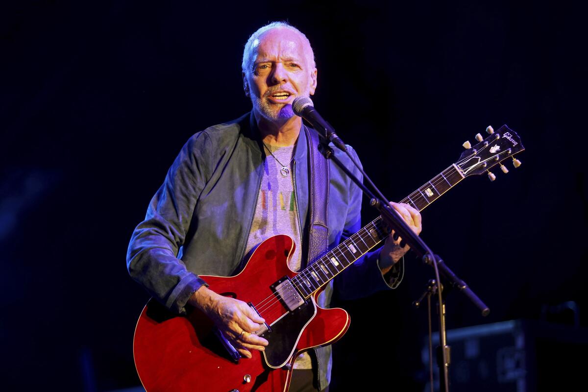 ARCHIVO - Peter Frampton canta durante el "Finale - The Farewell Tour" en el Huntington Bank Pavilion de Chicago