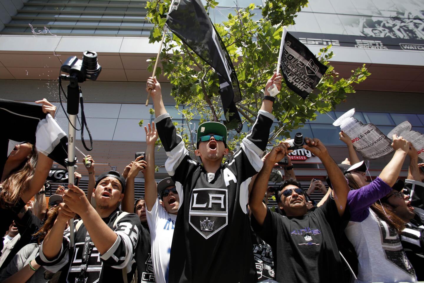 Kings' Stanley Cup parade rolls through L.A.