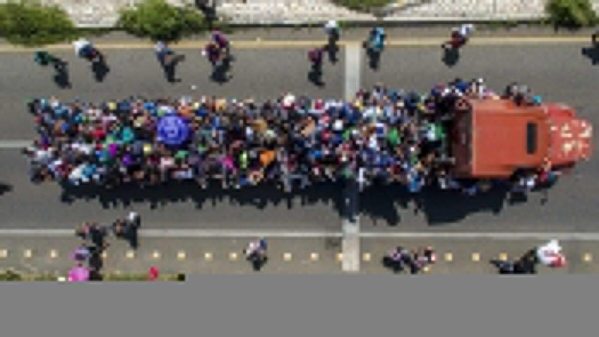 Vista aérea de migrantes hondureños a bordo de un camión en México, mientras participan en una caravana que se dirige hacia Estados Unidos.