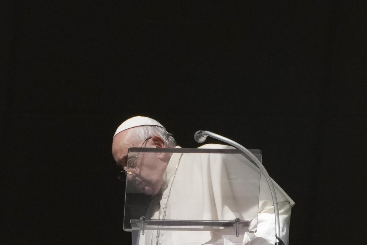 El papa Francisco se retira de la ventana de su estudio tras la plegaria del Angelus en la plaza de San Pedro 