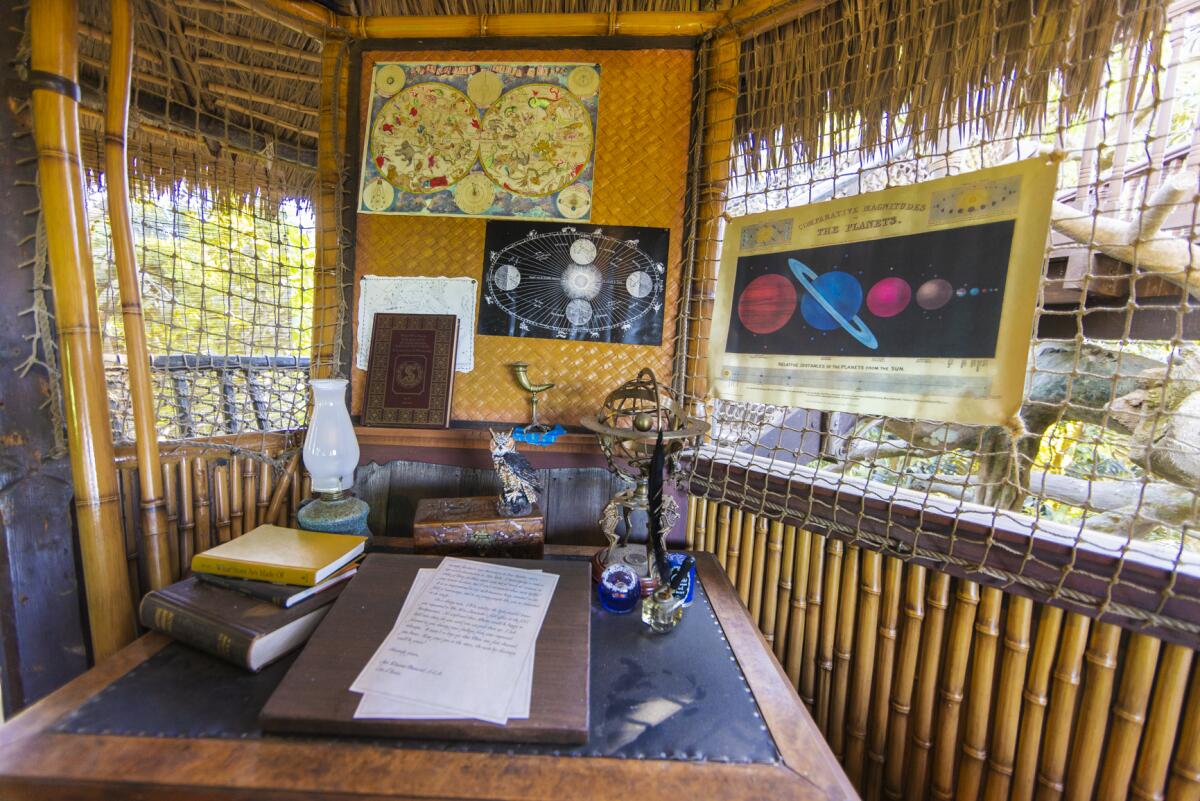 Uma sala focada em astronomia na Adventureland Treehouse. 