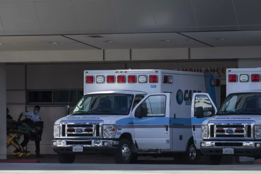 Las ambulancias llevan a los pacientes al Hospital Metodista