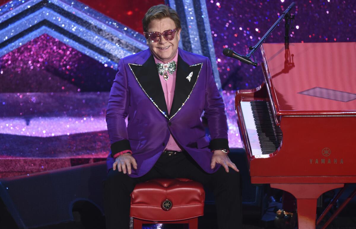 ARCHIVO - Elton John tras interpretar su canción nominada al Oscar "(I'm Gonna) Love Me Again"