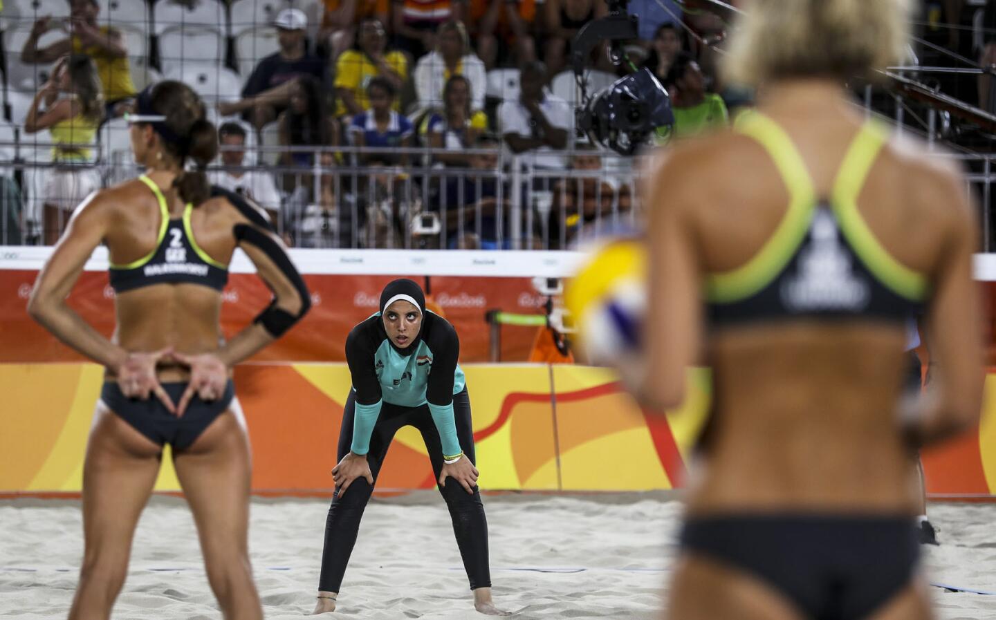 Kira Walkenhorst (i) de Alemania hace señas a su compañera Laura Ludwig (d) frente a Doaa Elghobashy (c) de Egipto durante un juego de voleibol playa femenil en Río 2016, en la playa de Copacabana