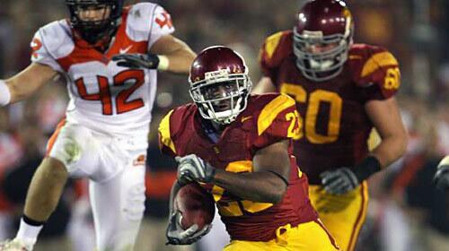 USC running back Chauncey Washington eludes Oregon State defenders to score a touchdown.