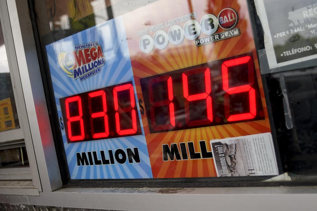 El bote de la lotería Mega Millions, anunciado en el exterior de una tienda de tabaco en el vecindario