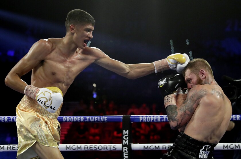 Sebastian Fundora, left,