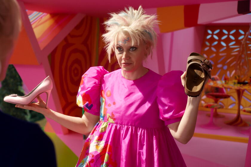 MARGOT ROBBIE as Barbie and KATE MCKINNON as Barbie in Warner Bros. Pictures' "BARBIE," a Warner Bros. Pictures release.