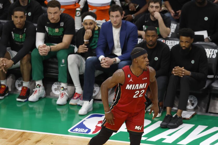 Jimmy Butler, alero del Heat de Miami, festeja frente a la banca de los Celtics de Boston durante el segundo partido de la final de la Conferencia Este, el viernes 19 de mayo de 2023 (AP Foto/Michael Dwyer)