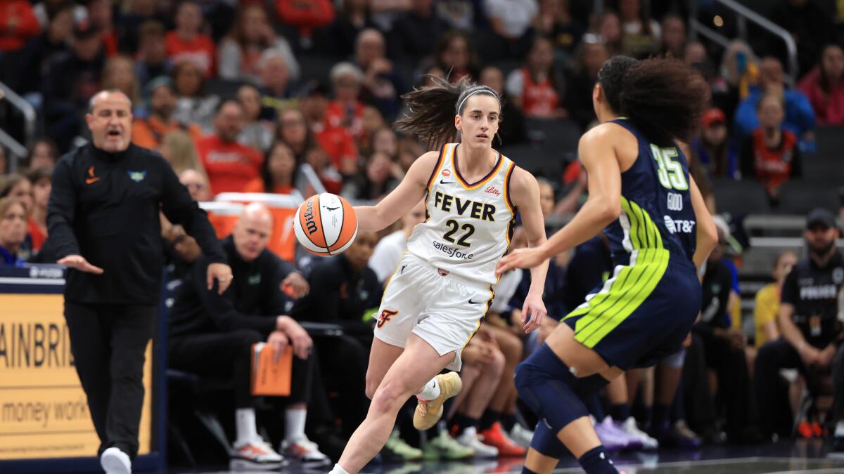 Caitlin Clark is OK after injury scare in preseason game - Los Angeles Times
