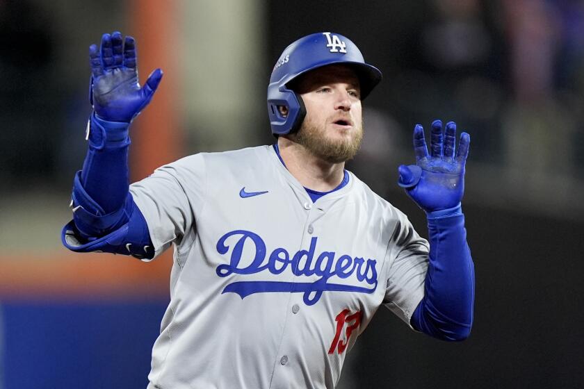 Max Muncy, de los Dodgers de Los Ángeles, celebra un jonrón en el tercer juego de la Serie de Campeonato de la Liga Nacional ante los Mets de Nueva York, el miércoles 16 de octubre de 2024 (AP Foto/Frank Franklin II)