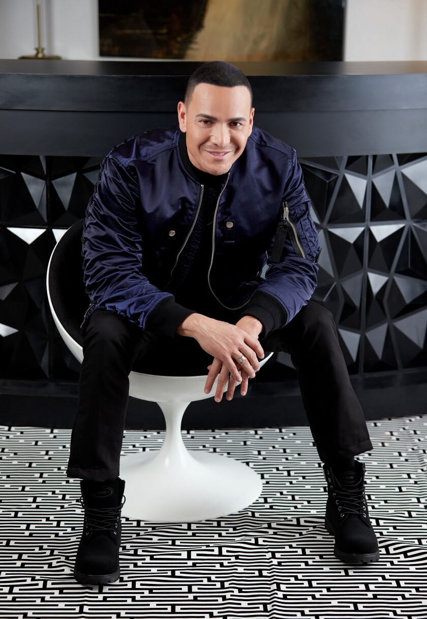 Victor Manuelle incluye las colaboraciones de Farina y La India, además de Romeo Santos en un participación especial.