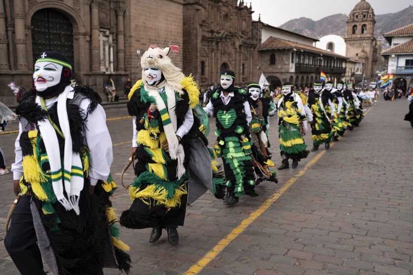 Personas con trajes de fiesta celebran el décimo aniversario del reconocimiento de las Naciones Unidas a su peregrinación del Señor de Qoyllur Rit'i, el domingo 27 de noviembre de 2022, en Cusco, Perú. (AP Foto/Guadalupe Pardo)