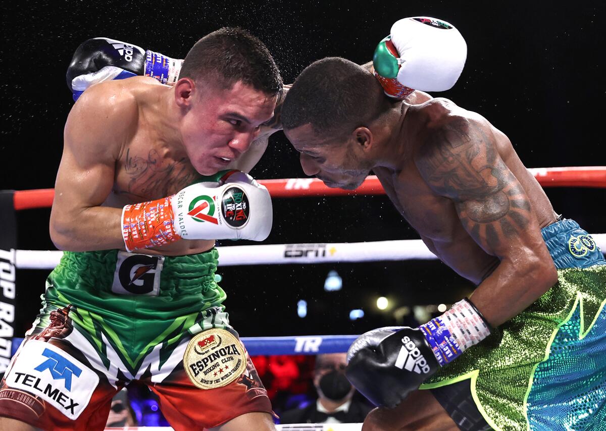 TUCSON, ARIZONA - SEPTEMBER 10: Oscar Valdez (L) and Robson Conceição (R).