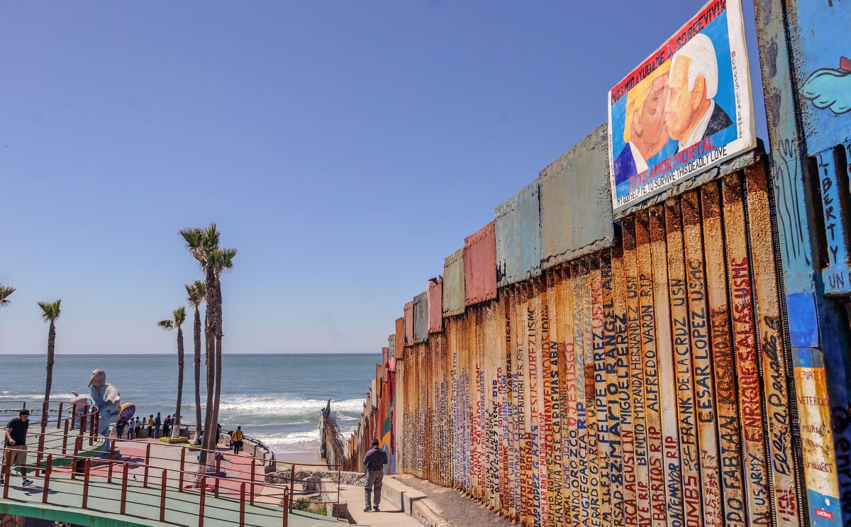 Biden y Trump se besan en pintura de protesta en muro fronterizo de México