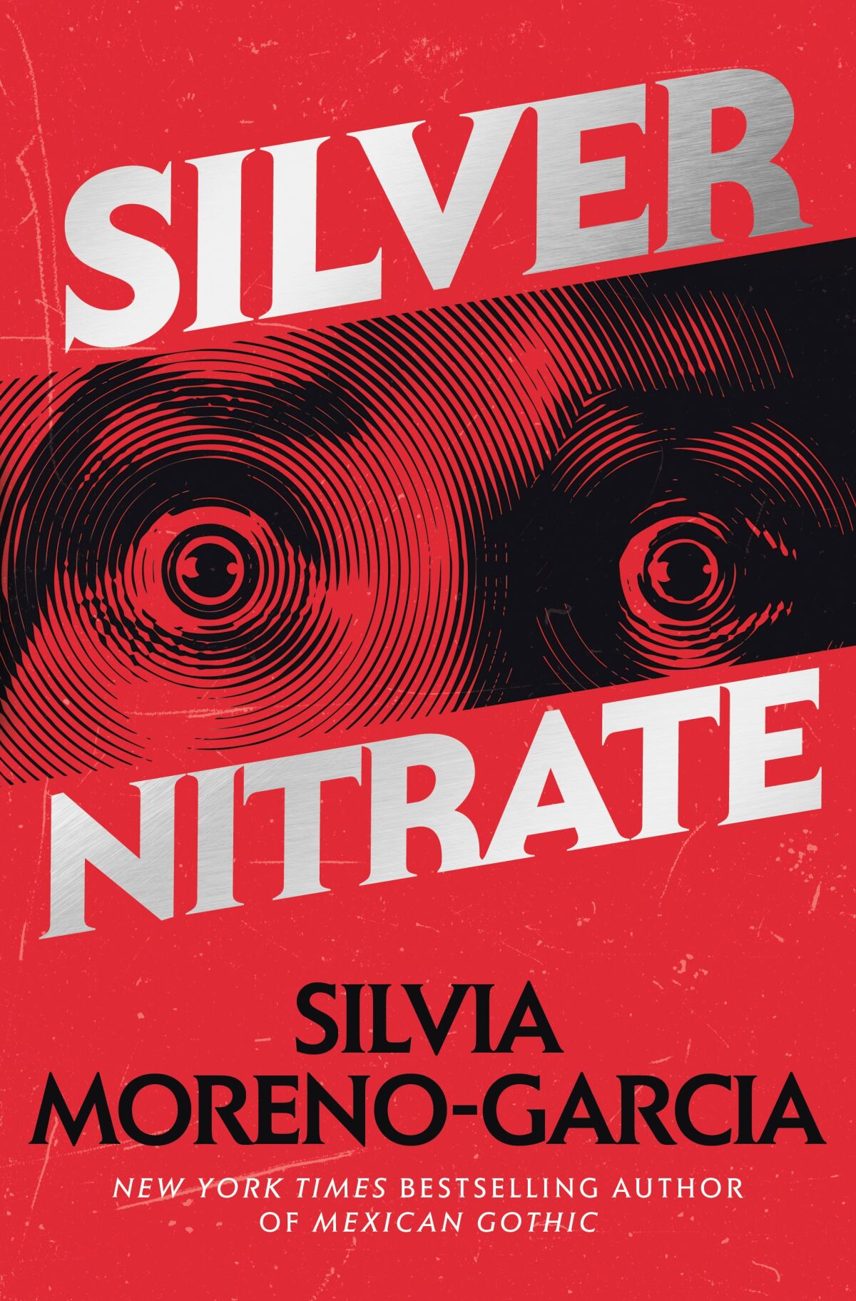 Silvia Moreno-Garcia'nın 'Gümüş Nitrat' kitabının kapağında kırmızı ön zemin üzerinde gözleri tamamen açık
