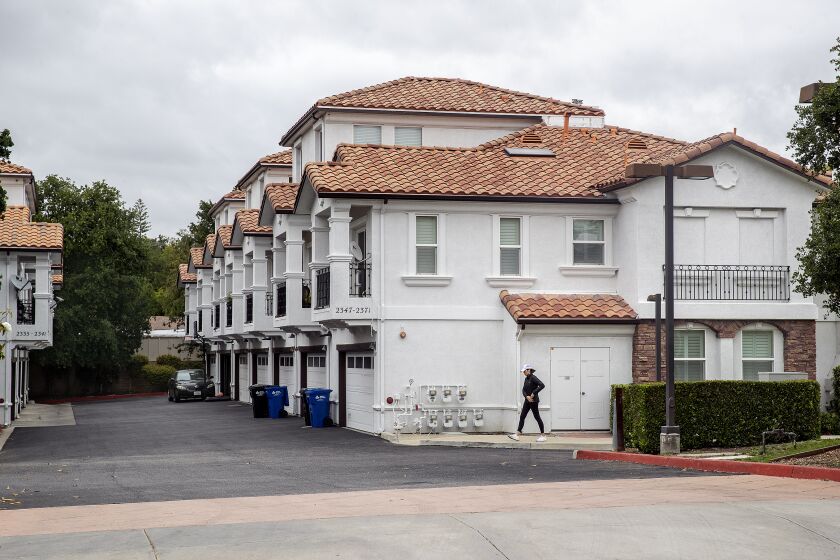 Thousand Oaks, CA-MAY 31, 2023: A father and son were found dead inside one of the townhomes in the Oak Grove Villas on Chiquita Lane in Thousand Oaks. (Mel Melcon / Los Angeles Times)