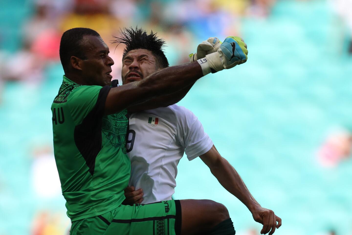 Oribe Peralta (d) de México choca con el guardameta Jale Dreloa (i) de Fiji, durante un partido de fútbol del grupo C masculino entre México y Fiji en los Juegos Olímpicos Río 2016 celebrado en Fonte Nova Arena en Salvador (Brasil).