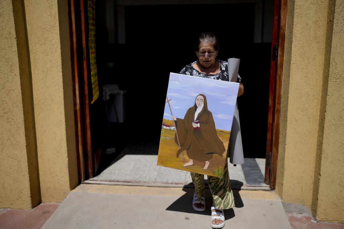 Rita Canteros sale de la parroquia con un cuadro de María Antonia de Paz y Figueroa