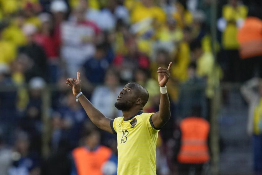 Enner Valencia, de la selección de Ecuador, festeja tras anotar ante Perú en un partido de las eliminatorias mundialistas, realizado el martes 10 de septiembre de 2024, en Quito (AP Foto/Dolores Ochoa)