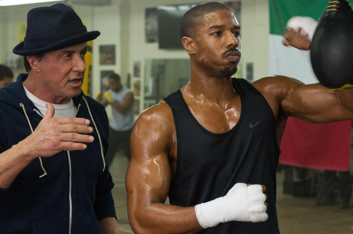 En esta imagen proporcionada por Warner Bros. Pictures, aparecen Michael B. Jordan como Adonis Johnson, a la derecha, y Sylvester Stallone como Rocky Balboa, en una escena de "Creed".