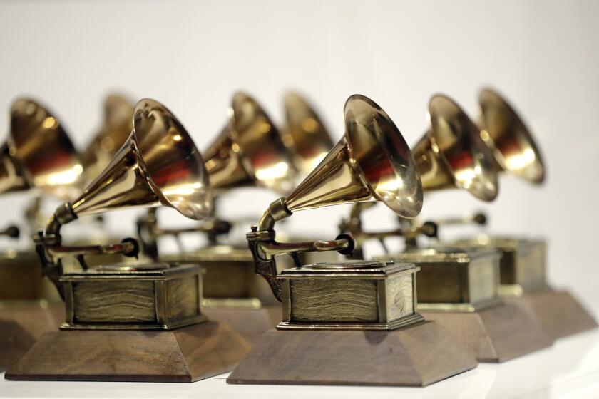 ARCHIVO - Los premios Grammy se exhiben en el Grammy Museum Experience en Prudential Center en Newark, Nueva Jersey, el 10 de octubre de 2017. (Foto AP/Julio Cortez, archivo)