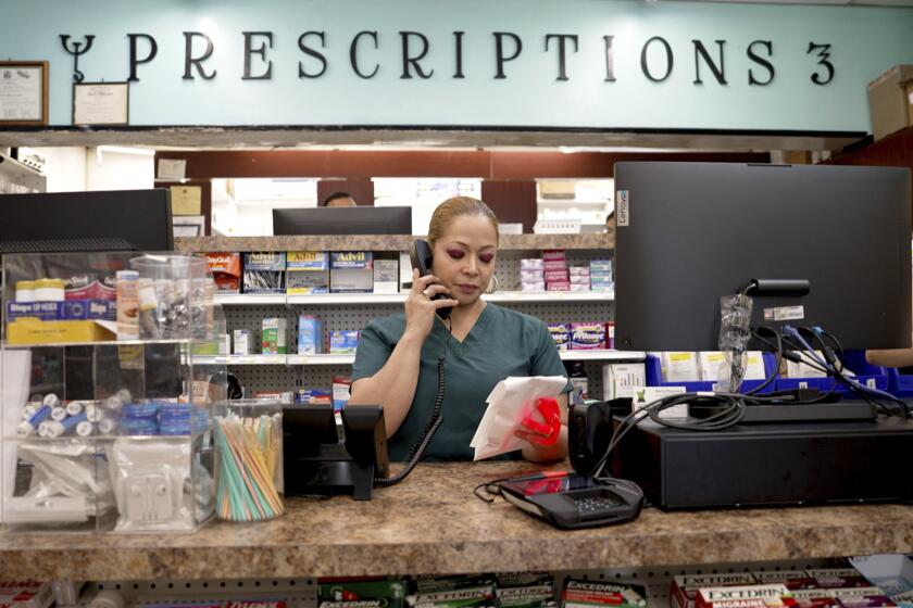 Carmen Lopez trabaja en Bert's Pharmacy el 21 de mayo de 2024, en Elizabeth, Nueva Jersey. (AP Foto/Shelby Lum)