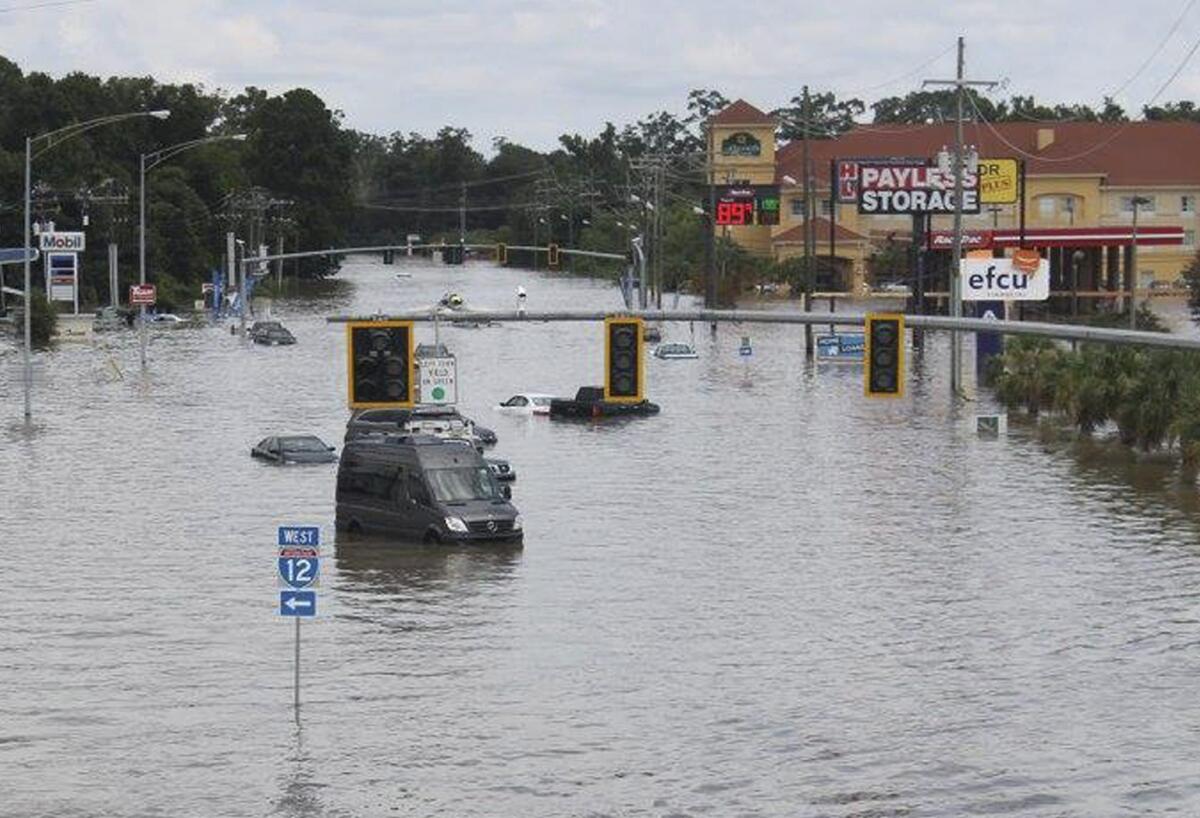 Fotografía facilitada por el Departamento de Transporte y Desarrollo de Luisiana (DOTD), muestra vehículos prácticamente cubiertos por el agua que inunda las calles de Baton Rouge en Luisiana (Estados Unidos). EFE