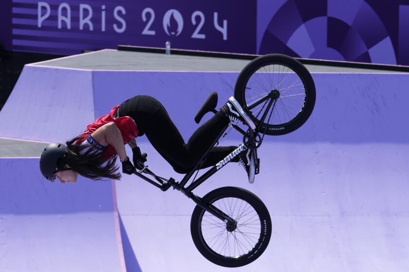 La chilena Macarena Pérez realiza una suerte en el BMX estilo libre, el martes 30 de julio de 2024, en los Juegos Olímpicos de París (AP Photo/Frank Franklin II)