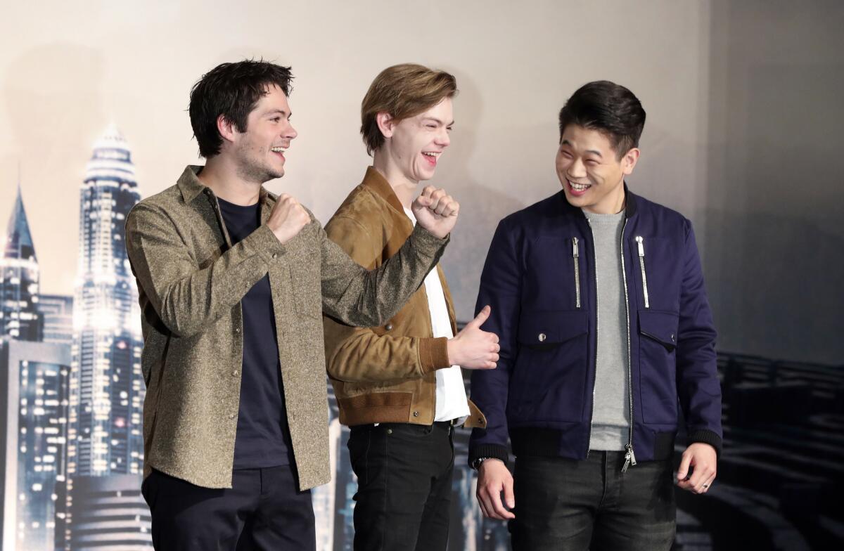 Los actores Dylan O'Brien, izquierda, Thomas Brodie-Sangster y Ki Hong Lee posan luego para promover la película Maze Runner: The Death Cure en Seúl, Corea del Sur.