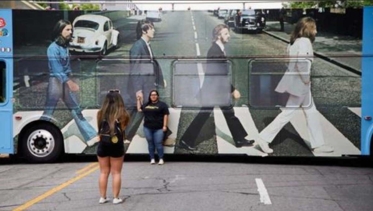 Los fanáticos posan frente a un autobús que representa la icónica portada del álbum 'Abbey Road' de los Beatles durante una conmemoración del 50 aniversario de su lanzamiento en Hollywood, California, EE. UU., el 26 de septiembre de 2019. La recreación de la escena se realizó fuera del edificio Capitol Records en Hollywood y Vine avenidas.EFE/EPA/Eugene Garcia