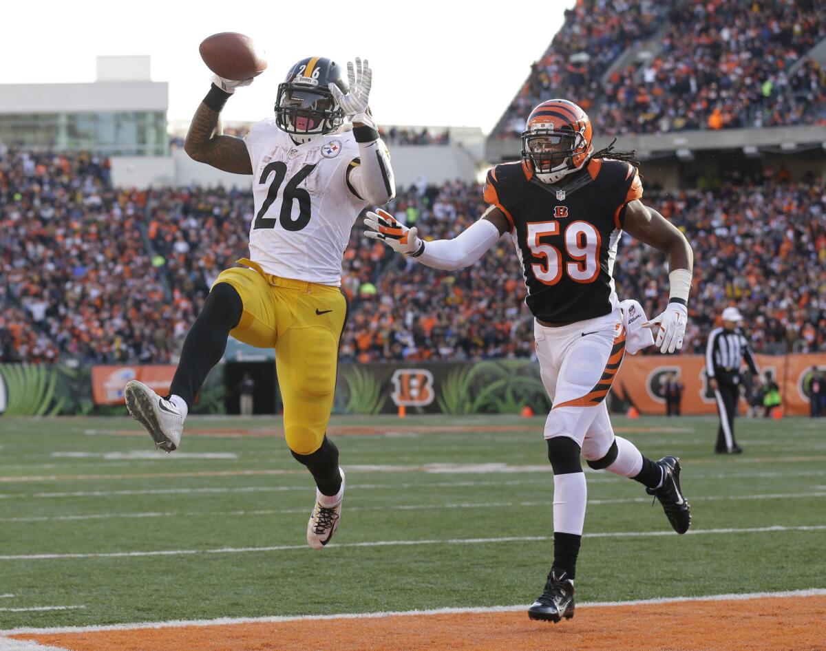 Pittsburgh's Le'Veon Bell scores on a touchdown reception against Cincinnati's Emmanuel Lamur on Dec. 7, 2014.