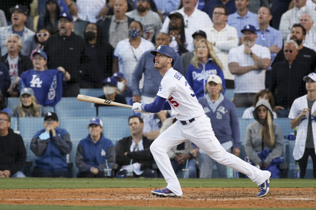 Cody Bellinger von den Los Angeles Dodgers blickt auf, nachdem er den spielbestimmenden dreifachen Homerun getroffen hat.