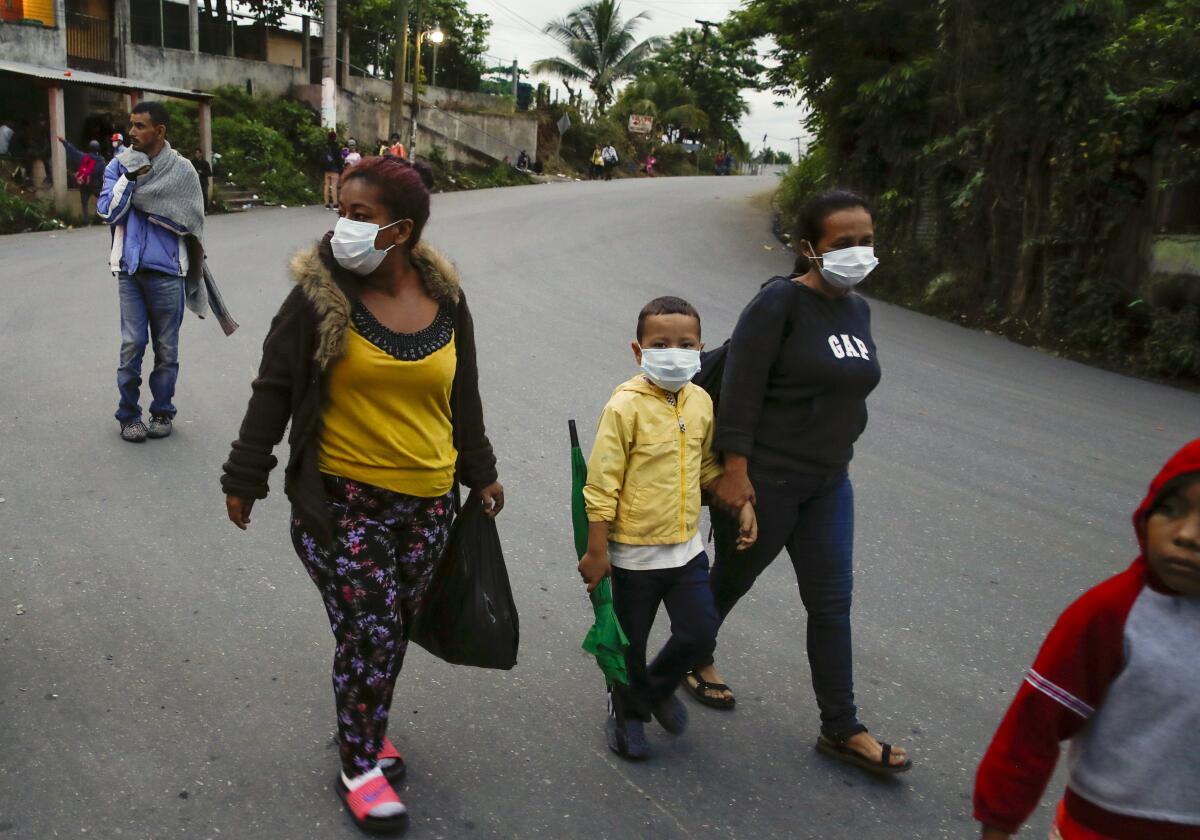 Migrantes que se dirigen a EEUU cruzan Guatemala pese a amenazas