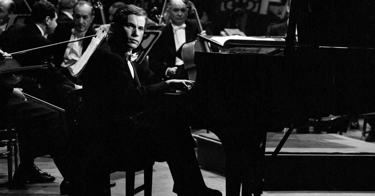 Column: 60 years ago in Los Angeles, piano virtuoso Glenn Gould revolutionized the music industry by ending his concert career