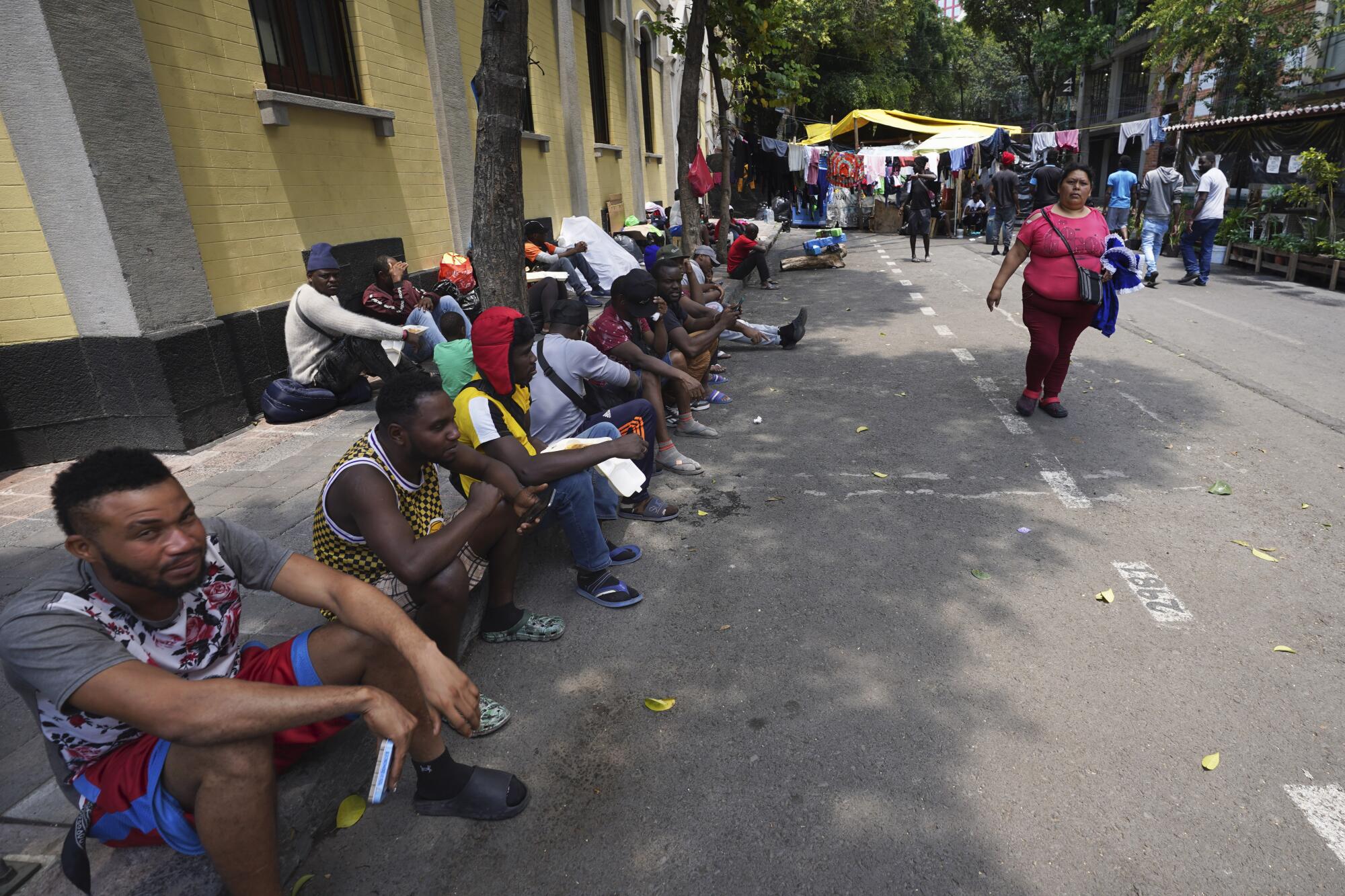 Migrantes haitianos acampam na praça Giordano Bruno, na Cidade do México, quinta-feira, 18 de maio de 2023. 