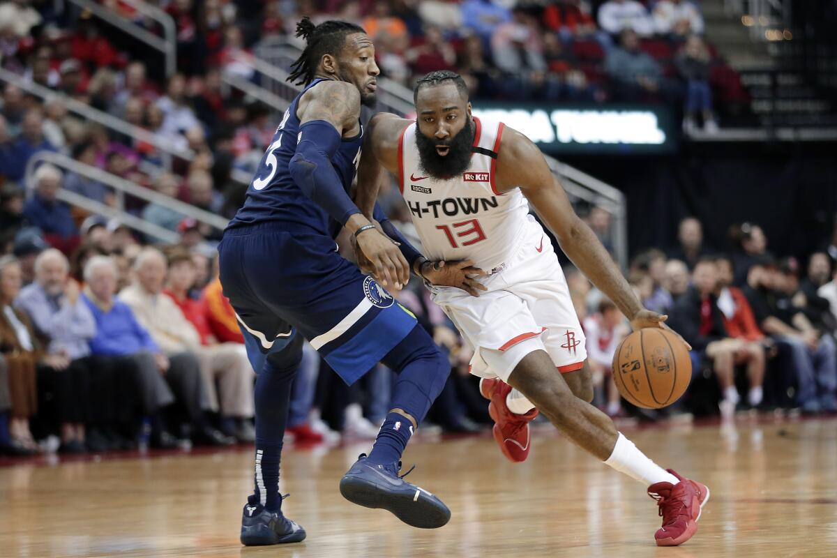 James Harden (13) de los Rockets de Houston se desmarca de Robert Covington de los Timberwolves de Minnesota, el sábado 11 de enero de 2029. (AP Foto/Michael Wyke)