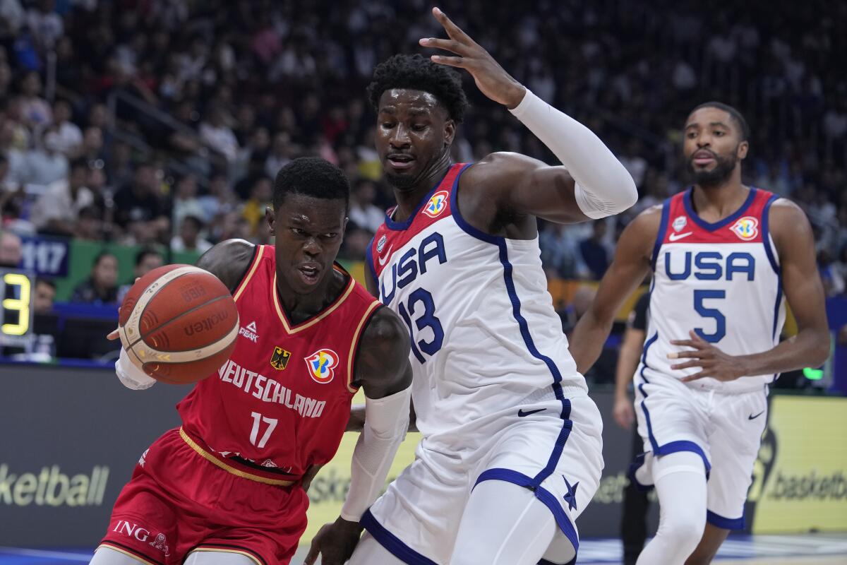 El alemán Dennis Schröder avanza con el balón superando al alero de los Estados Unidos Jaren Jackson Jr 